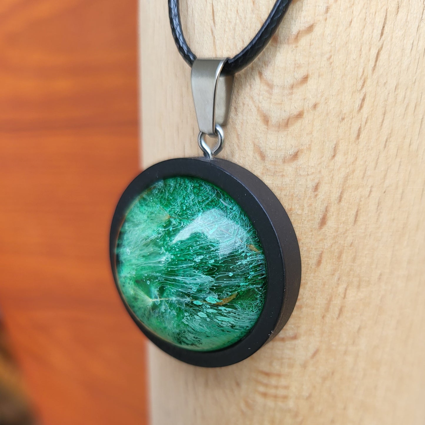 Anhänger mit Holzfassung