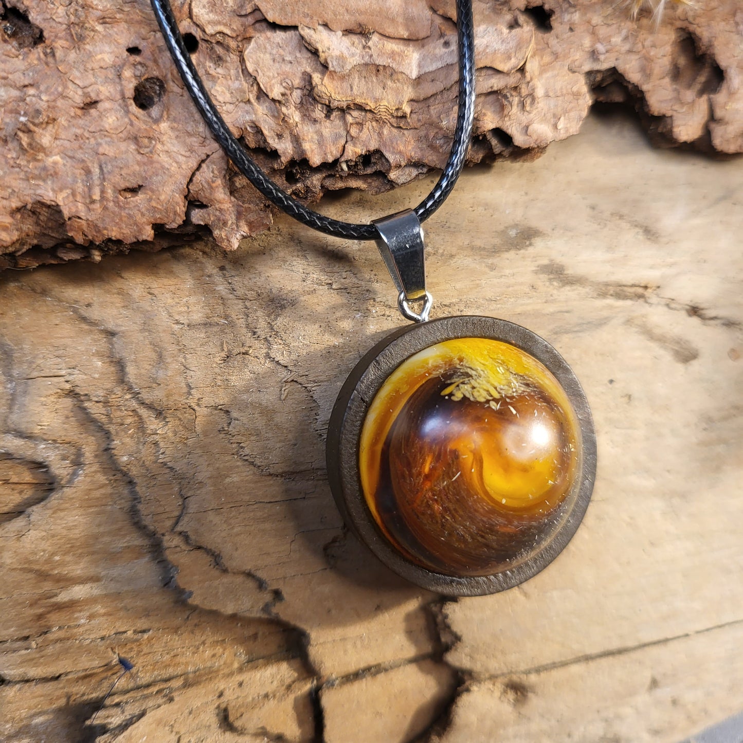 Anhänger mit Holzfassung